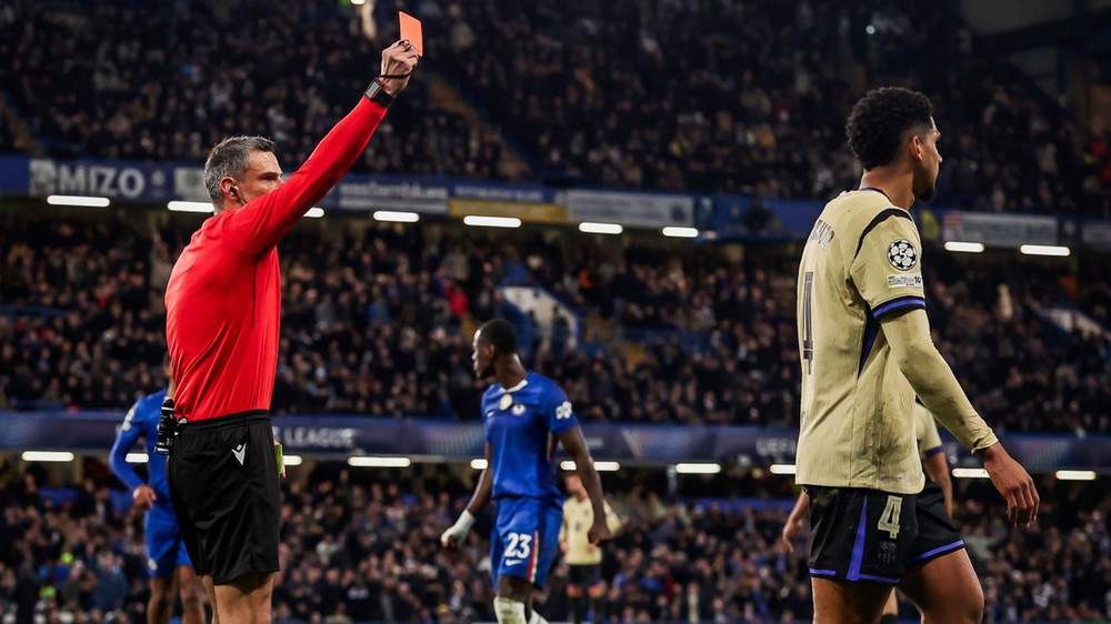 HLV Barcelona đưa ra tuyên bố bất ngờ sau trận thua đậm Chelsea