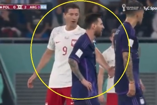 Khoảnh khắc Messi làm ngơ Lewandowski
