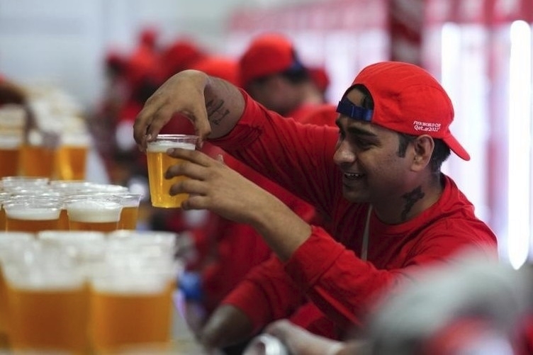 Quán bar quá tải khi Qatar cấm bán bia ở sân vận động World Cup