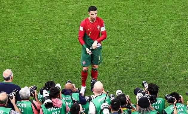 Ronaldo uống nước cũng gây chấn động